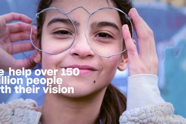 Voor de bedrijfsvideo Bausch en Lomb filmde we een meisje met een zelfgemaakte bril. Bausch en Lomb hielpen al 150 miljoen mensen met hun zicht.
